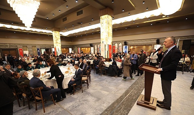 Kocaeli Büyükşehir Belediye Başkanı Tahir Büyükakın, iftar sofrasında Roman vatandaşlarla