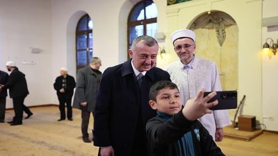 Kocaeli Büyükşehir Belediye Başkanı Tahir Büyükakın, bayram namazını  Tarihi Orhan