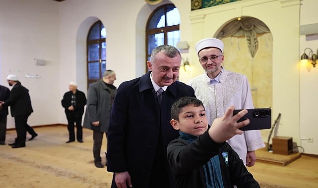 Kocaeli Büyükşehir Belediye Başkanı Tahir Büyükakın, bayram namazını  Tarihi Orhan