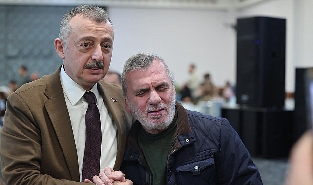 Kocaeli Büyükşehir Belediye Başkanı Tahir Büyükakın, iftarını Pazarcılar Odası üyeleri