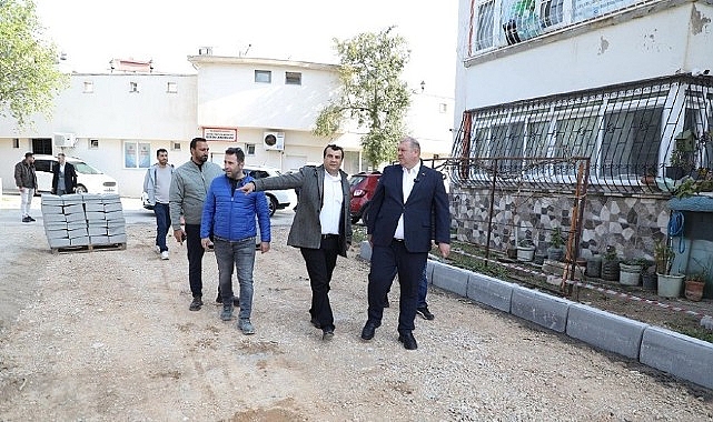Menderes Belediye Başkanı İlkay Çiçek, sahada ekipleri gezerek yapılan çalışmaları