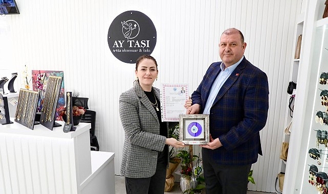 Menderes Belediye Başkanı İlkay Çiçek,  eşi Melek Çiçek’in yeni iş