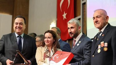 Manisa Büyükşehir Belediye Başkanı Besim Dutlulu, şehit aileleri ve gaziler