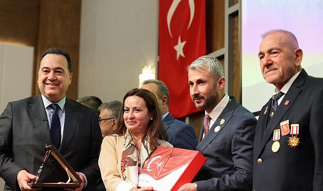 Manisa Büyükşehir Belediye Başkanı Besim Dutlulu, şehit aileleri ve gaziler