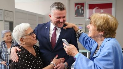 Buca Belediye Başkanı Mimar Görkem Duman, bayramda huzurevini ziyaret ederek