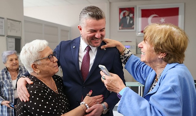 Buca Belediye Başkanı Mimar Görkem Duman, bayramda huzurevini ziyaret ederek