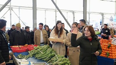 Didim Belediyesi tarafından hazırlanan ve baharın gelişini simgeleyen marteniçka bileklikler,
