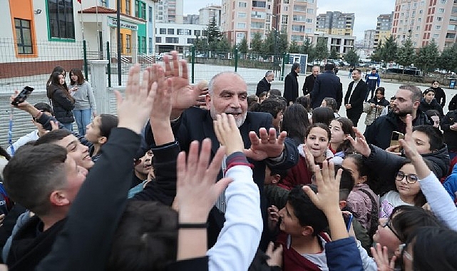 Canik Belediye Başkanı İbrahim Sandıkçı, öğrencilerle iftar sofrasında buluştu. 