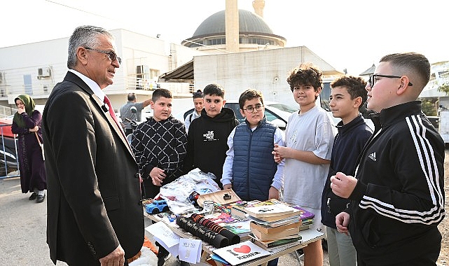 Kemer Belediye Başkanı Necati Topaloğlu, ilçe merkezinde kurulan sebze ve