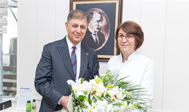 14 Mart Tıp Bayramı nedeniyle Eşrefpaşa Hastanesi’nde görev yapan meslektaşları