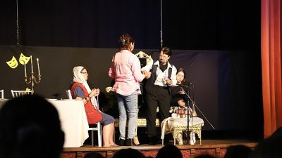 Bayındır’da tiyatro severleri kahkaha dolu bir akşam bekliyor. “Alayına Makara”