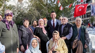 Bayraklı Belediyesi, Yaşlılar Haftası kapsamında ilçede yaşayan yaş almış büyükler