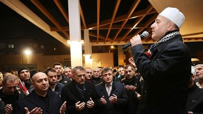 İstanbul Bayrampaşa Belediyesi’nin Kadir Gecesi dolayısıyla düzenlediği yürüyüşte yüzlerce kişi