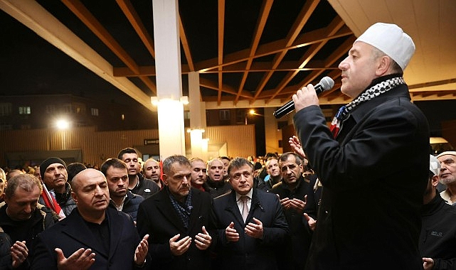 İstanbul Bayrampaşa Belediyesi’nin Kadir Gecesi dolayısıyla düzenlediği yürüyüşte yüzlerce kişi