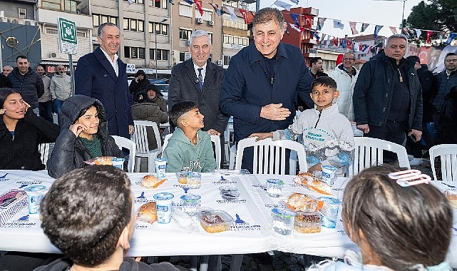 İzmir Büyükşehir Belediye Başkanı Dr. Cemil Tugay, Bergama’da kurulan iftar