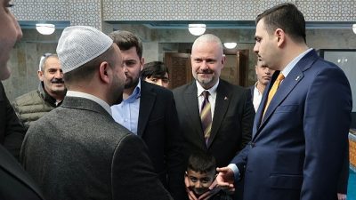 Menemen Belediyesi tarafından Şehir Parkı'nda düzenlenen “Kadir Gecesi özel” iftar