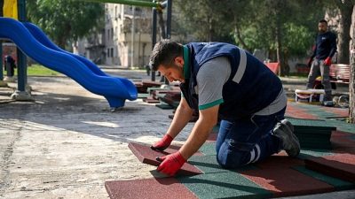 Bornova Belediyesi, baharın gelmesiyle birlikte ilçede park yenileme, yürüyüş yolu