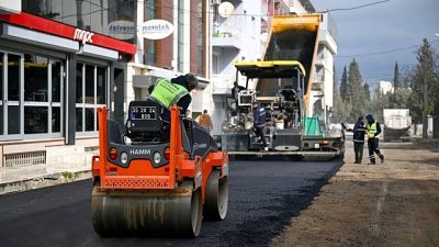 Bornova Belediyesi, ilçe genelinde eş zamanlı yürüttüğü asfalt, yama, kaldırım