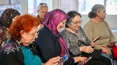 Bornova Belediyesi Sağlıklı Yaş Alma Merkezi’nden yararlanan “çınarlar”, teknolojiyle daha