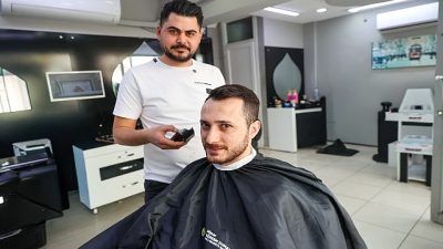 Buca Belediyesi, bayram yoğunluğu yaşayan berber esnafına hijyenik ve modern