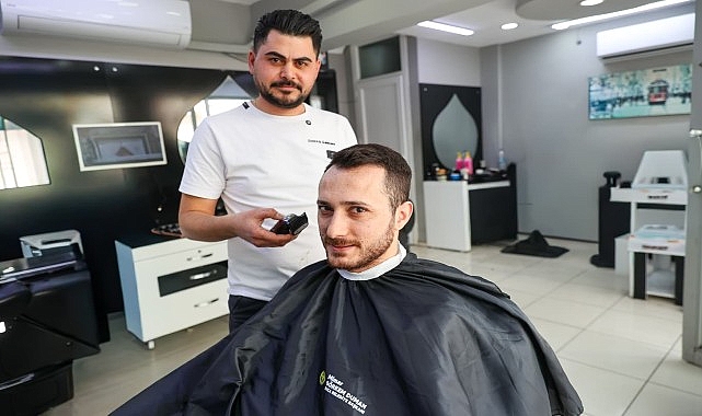 Buca Belediyesi, bayram yoğunluğu yaşayan berber esnafına hijyenik ve modern