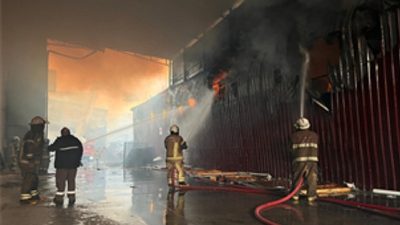 İzmir’in Buca ilçesi Seyhanlar Mahallesi’nde gece saat 03.30 sıralarında mobilya