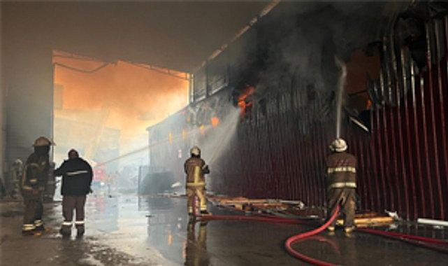 İzmir’in Buca ilçesi Seyhanlar Mahallesi’nde gece saat 03.30 sıralarında mobilya