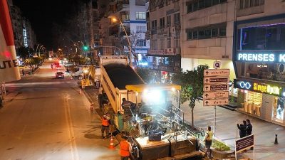 Antalya Büyükşehir Belediyesi’nin yolların konforunu arttırmaya yönelik asfalt çalışmaları sürüyor.