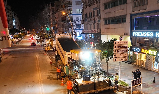 Antalya Büyükşehir Belediyesi’nin yolların konforunu arttırmaya yönelik asfalt çalışmaları sürüyor.
