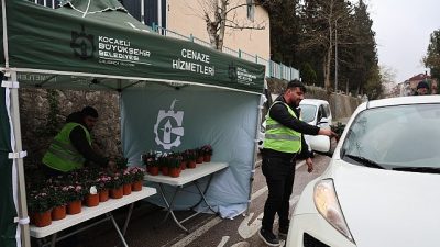 Kocaeli’de vatandaşlar, Ramazan Bayramı arifesinde vefat eden yakınlarını kabirlerinde andı.