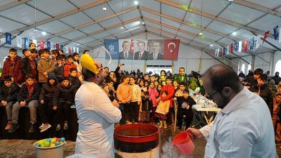 Kocaeli Büyükşehir Belediyesi’nin İzmit Kent Meydanı’nda kurduğu Ramazan Çadırı’ndaki etkinlikler