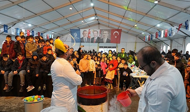 Kocaeli Büyükşehir Belediyesi’nin İzmit Kent Meydanı’nda kurduğu Ramazan Çadırı’ndaki etkinlikler