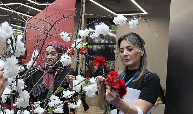 Kocaeli Büyükşehir Belediyesi’nin “Kadınla Değişir Dünya” temasıyla düzenlediği 8 Mart
