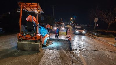 Kocaeli Büyükşehir Belediyesi’nde hizmetin saati yok. Ekipler, trafik akışını olumsuz