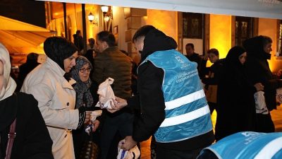 Kocaeli Büyükşehir Belediyesi, kandil simidi ikramı geleneğini Kadir Gecesi’nde de