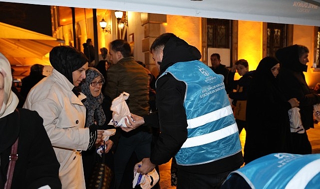 Kocaeli Büyükşehir Belediyesi, kandil simidi ikramı geleneğini Kadir Gecesi’nde de