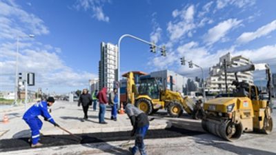 İzmir Büyükşehir Belediyesi, kent trafiğinde uzun araç kuyruklarına neden olan