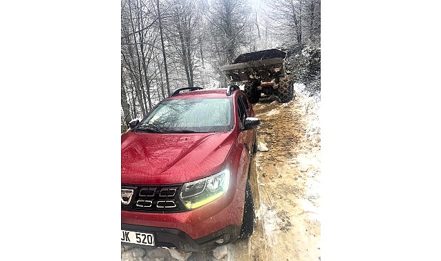 Kocaeli Büyükşehir Belediyesi Karla Mücadele Ekipleri bir yandan yüksek kesimlerde