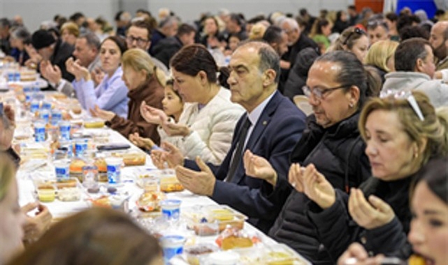 İzmir Büyükşehir Belediyesi iftar sofrasını bu kez Foça’da kurdu. Programa