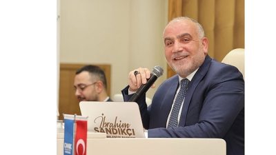 Canik Belediye Başkanı İbrahim Sandıkçı, öğrencilere, gençlere, evlenecek olan çiftlere