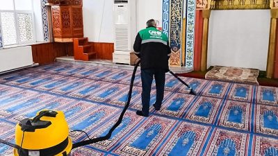 Canik Belediyesi, ilçedeki camilere yönelik temizlik çalışmalarına hummalı bir şekilde