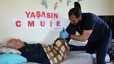 Çeşme Belediyesi, bayram öncesinde yaş almış ve özel gereksinimli vatandaşların