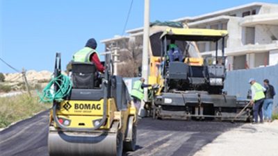 İzmir Büyükşehir Belediyesi, yaz sezonu öncesi Çeşme’nin yollarında yenileme çalışmalarına