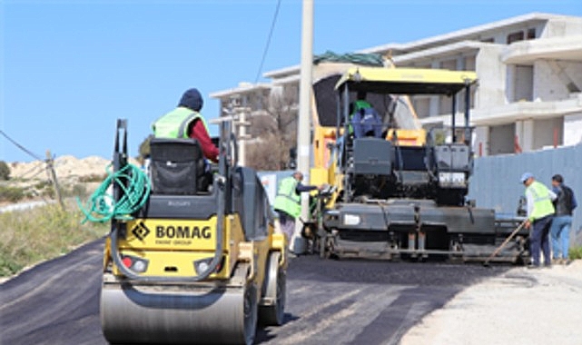 İzmir Büyükşehir Belediyesi, yaz sezonu öncesi Çeşme’nin yollarında yenileme çalışmalarına