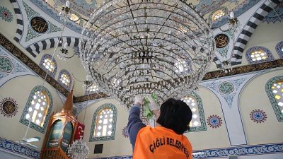 Çiğli Belediyesi, Ramazan Bayramı öncesinde ilçe genelindeki cami ve mezarlıklarda