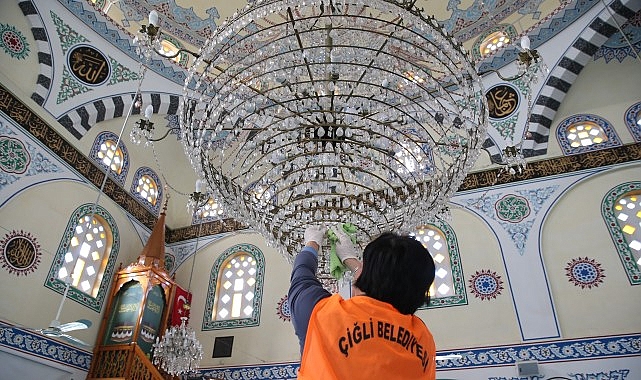 Çiğli Belediyesi, Ramazan Bayramı öncesinde ilçe genelindeki cami ve mezarlıklarda