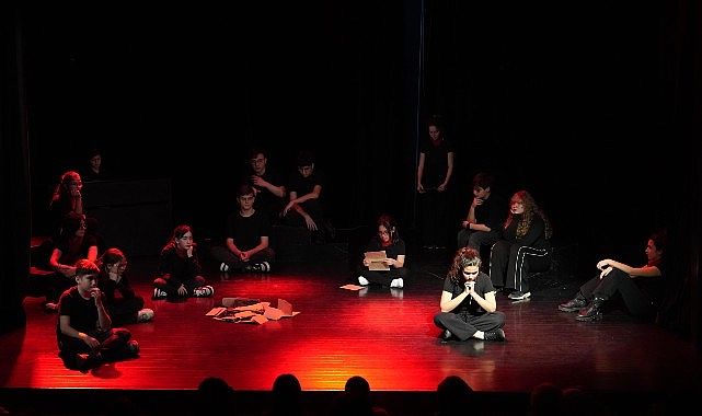 Kadıköy Belediyesi Halis Kurtça Çocuk Kültür Merkezi’nde sahnelenen ‘Çanakkale’ye Mektuplar’