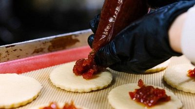 Balçova Belediyesi, park ve bahçelerde dalında kalan zeytin ve turunçları