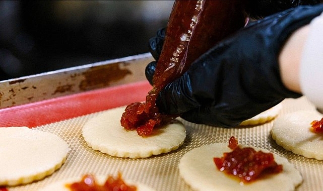 Balçova Belediyesi, park ve bahçelerde dalında kalan zeytin ve turunçları