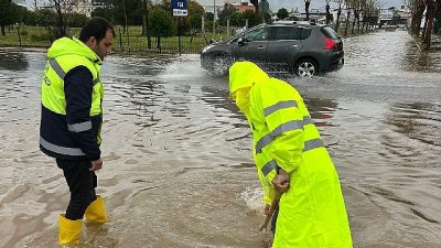 Didim’de etkisini gösteren kuvvetli yağışlarda, Didim Belediyesi ekipleri görev başında